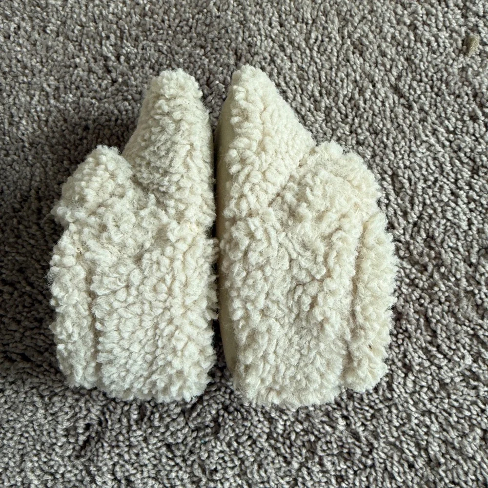 UGG Baby Bixbee Cream Sherpa faux fur Slip-Ons slippers crib shoes size 4/5